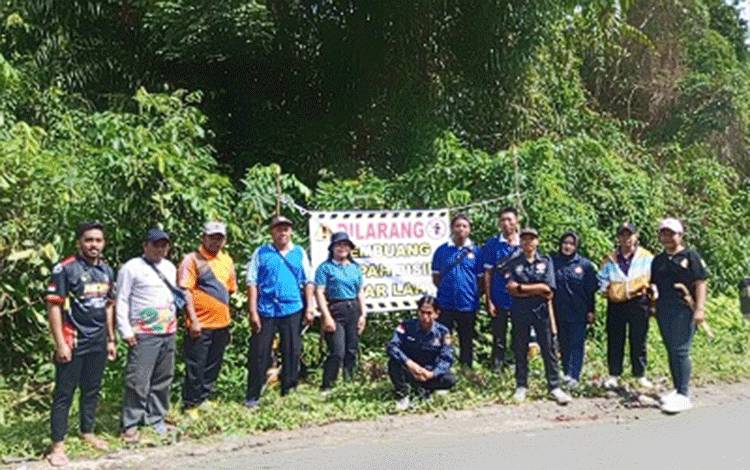 Karang Taruna se-Kecamatan Pematang Karau Lakukan Aksi Pungut Sampah di Pinggir Jalan