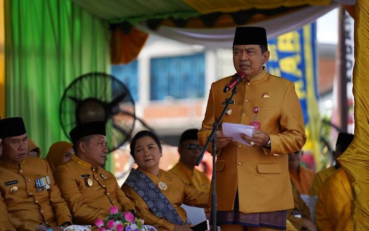 Warga Kobar Antusias Saksikan Pawai Nasi Adab