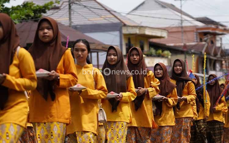 Masyarakat Antusias Meriahkan Pawai Nasi Adab HUT ke-65 Kobar