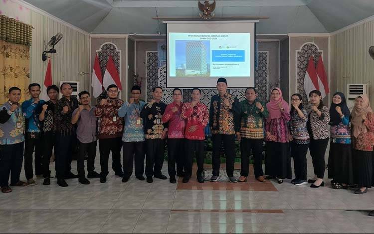Kepala Kemenag Kapuas, Hamidhan bersama Tim Penyusunan Renstra 2025 - 2029 Kemenag Kapuas. (FOTO: IST)