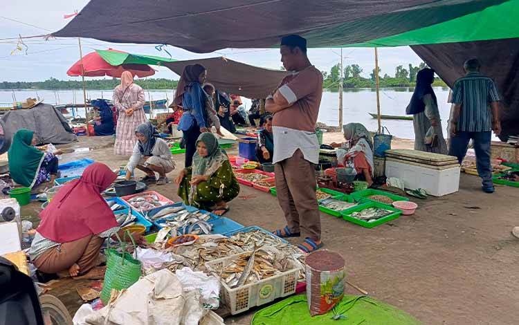 Cuaca Ekstrem Bikin Harga Udang di Pasar Samuda Melonjak, Nelayan Tak Berani Melaut
