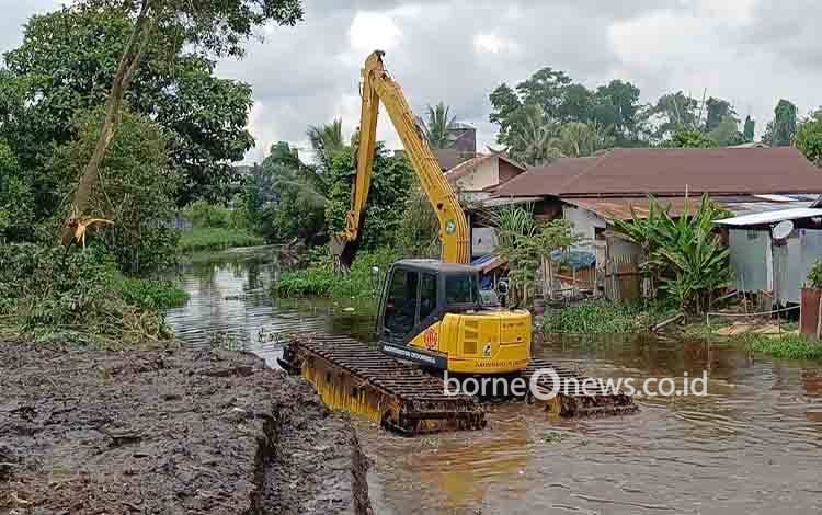 Ekskavator amfibi saat dikerahkan untuk mengeruk Sungai Mentawa. (FOTO: DEWIP)