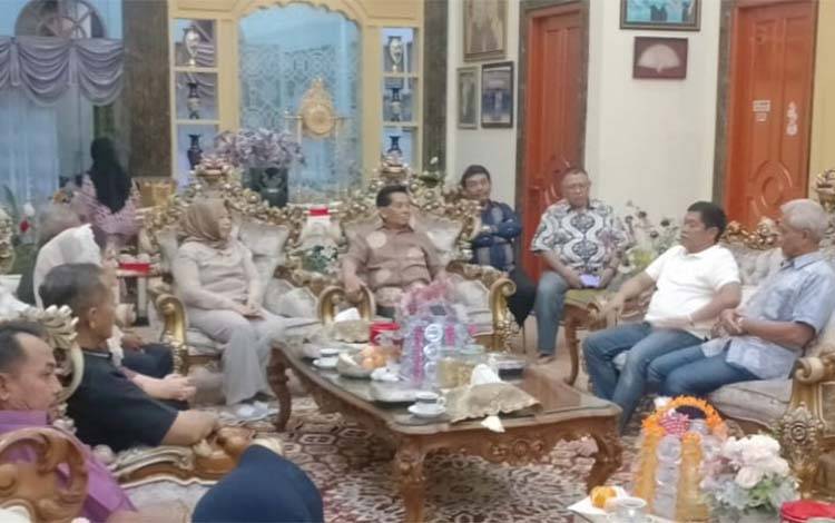 Kedewasaan Politik di Kobar: Pertemuan Hangat Dua Pasangan Kontestan Pilkada