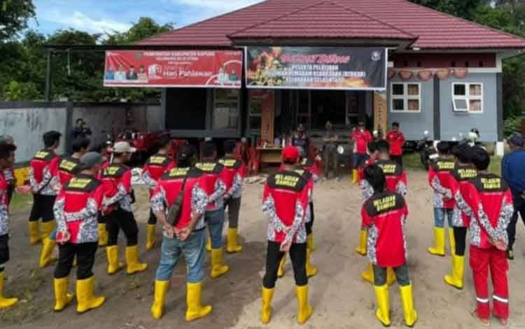 Relawan Damkar Kelurahan Selat Utara Ikuti Pelatihan Pemadaman Kebakaran