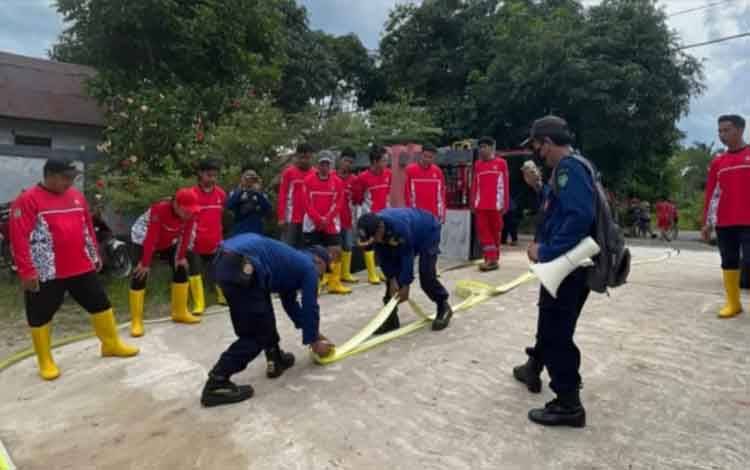 Relawan Damkar Selat Utara Dilatih Secara Teori dan Simulasi Teknik Pemadaman