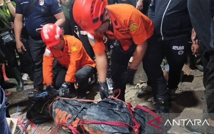 SAR Gabungan Evakuasi Satu Penambang Terjebak Dalam Lubang
