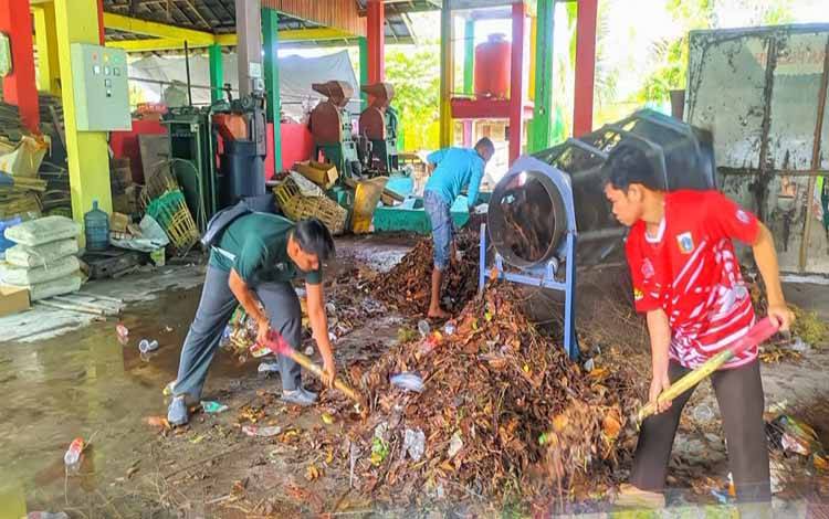 DLH Palangka Raya Sulap Daun Kering Jadi Cuan