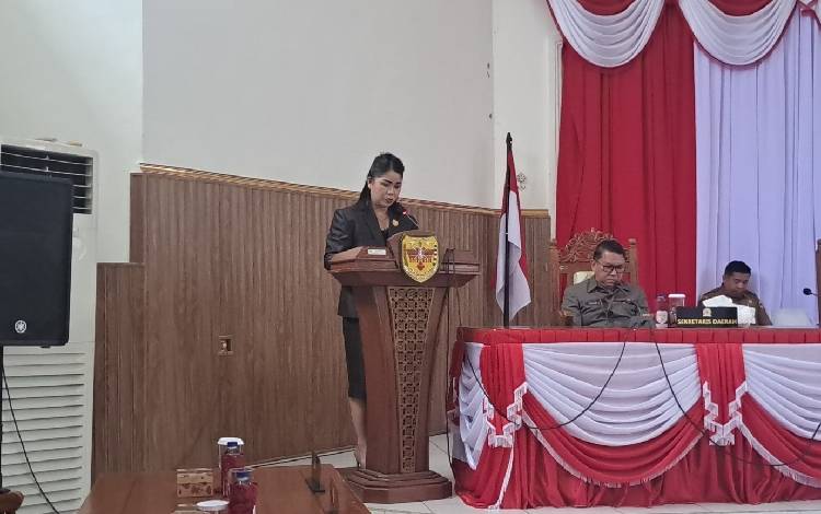 Juru bicara tim reses dapil III DPRD Gunung Mas Karolina sata menyampaikan hasil reses, Senin, 9 Ddesember 2024. (FOTO: IST)