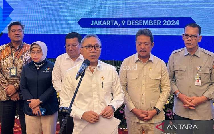 Menko Zulkifli: Indonesia Berhenti Impor Garam hingga Gula pada 2025