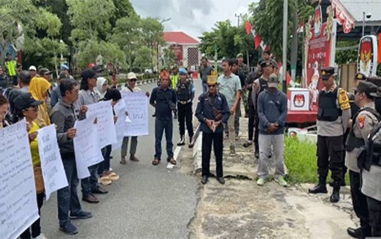 Warga Gelar Aksi di Depan KPU, Tolak Praktik Politik Uang di Pilkada Kapuas 2024
