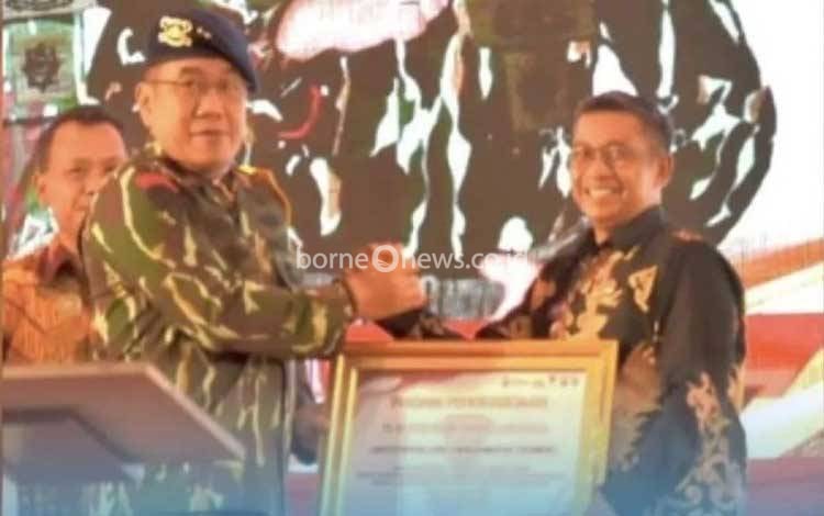 Pj Bupati Lamandau Terima Penghargaan saat Hari Jadi Brimob