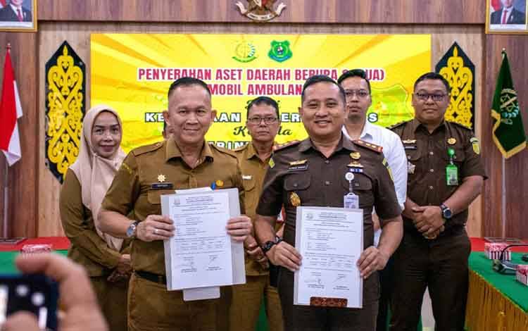 Pemkab Kapuas Terima Penyerahan Aset Daerah Dua Unit Ambulans
