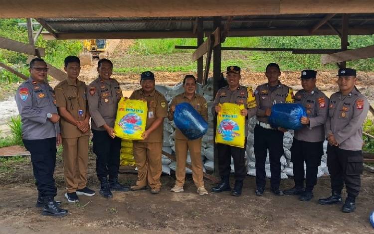 DPKP Gunung Mas Serahkan Bantuan Bibit Ikan untuk Sukseskan Asta Cita