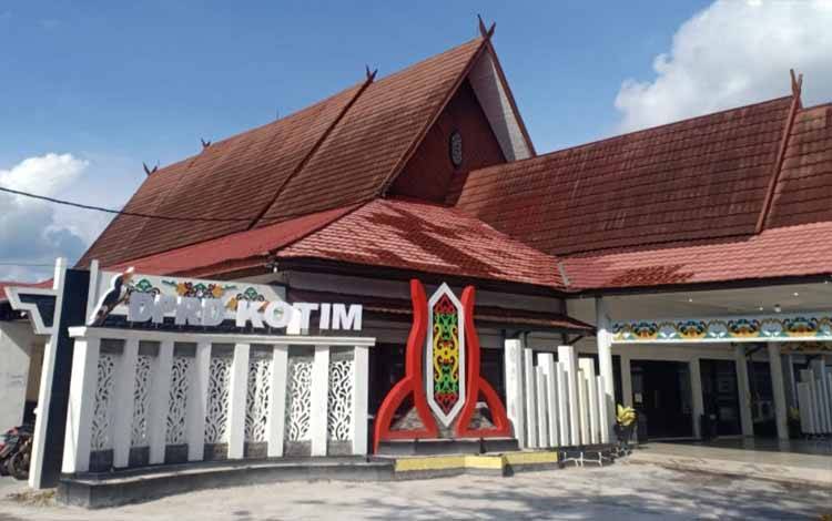 Sekretariat DPRD Kotim Surati Pejabat untuk Pengembalian Mobil Dinas