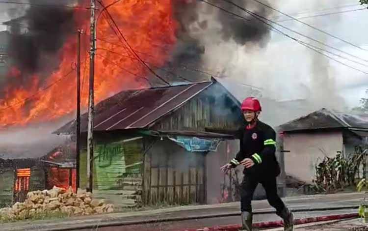 Tiga Rumah di Desa Matabu Barito Timur Terbakar, Lalu Lintas Sempat Macet