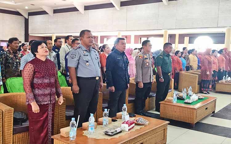 Kepala Rutan Tamiang Layang, Arief Budi Prasetya (dua dari kiri), saat menghadiri Peringatan Hari Ibu ke-96 di GPU Mantawara, Tamiang Layang, Kamis, 12 Desember 2024. (FOTO: AGUSTINUS BOLE MALO)