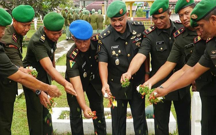 Jajaran Kodim 1011 Kapuas Ziarah ke TMP Sambut Hari Juang TNI AD ke-79