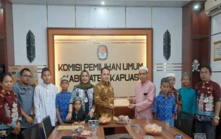 KPU Kapuas Gelar Doa Bersama dan Santuni Anak Yatim Piatu