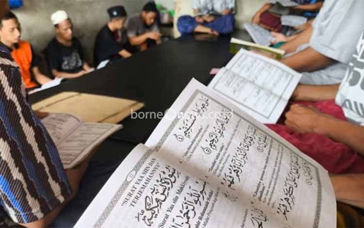 Tingkatkan Keimanan, WBP Rutan Kapuas Adakan Yasinan di Kamar Hunian
