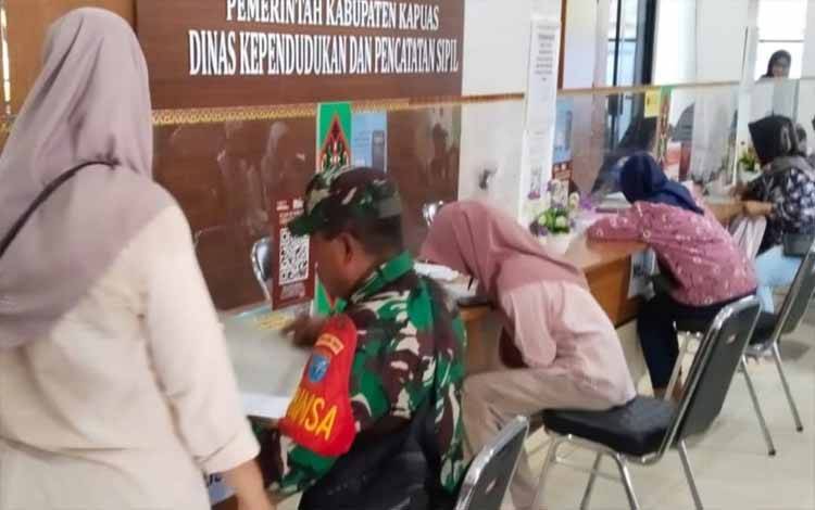 Sambut Hari Juang TNI AD, Kodim Kapuas Gelar Baksos Bantu Urus Akta Kelahiran Warga