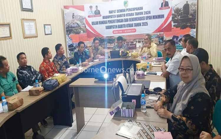 Dinas Nakertranskop UKM Barito Utara melaksanakan rapat dewan pengupahan Kabupaten Barito Utara terkait penetapan Upah Minimum Kabupaten (UMK) dan Upah Minimum Sektoral Kabupaten (UMSK) 2025 di Muara Teweh, Kamis (12/12/2024). ANTARA/HO-Dinas Nakertranskop UKM Barito Utara