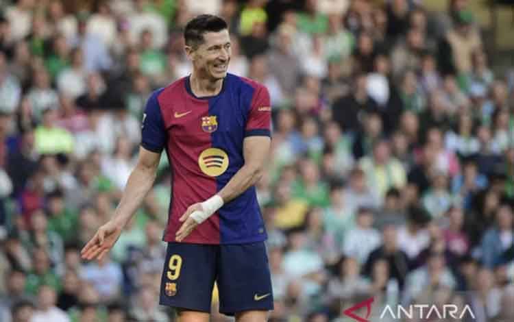 Penyerang Barcelona asal Polandia Robert Lewandowski saat timnya berhadapan dengan Real Betis pada liga Spanyol di stadion Benito Villamarin, Seville, Spanyol (7/12/2024). ANTARA/AFP/Cristina Quicler/aa.