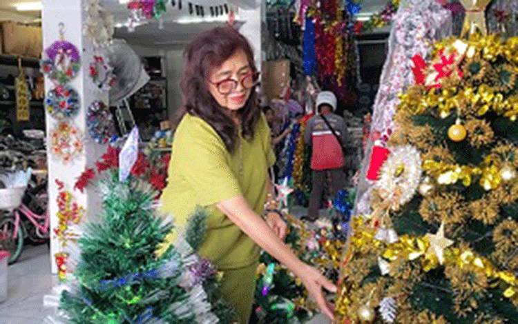 Toko pernak-pernik Natal Rudi Jaya Toys di Sampit, Sabtu, 14 Desember 2024. (FOTO: DEWIP)