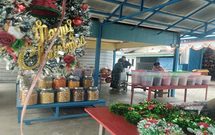 Toko Rajawali yang menjual aneka kue-kue kering yang biasa menjadi sajian pada momen perayaan Natal.(FOTO: TESTI PRISCILLA)