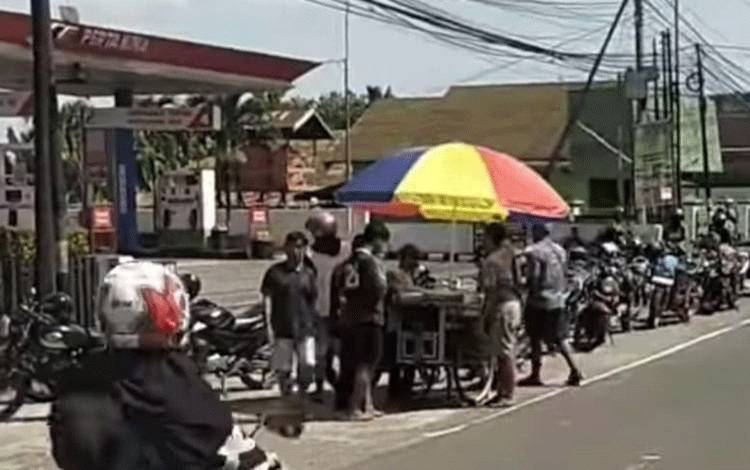 Akhir Pekan di Pangkalan Bun, Kondisi Antrean Panjang Kendaraan Mengisi BBM di SPBU Selalu Berulang