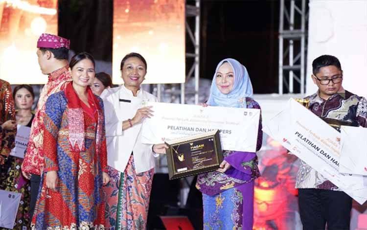 Adiah Chandra Sari saat menerima penghargaan. (FOTO: IST)