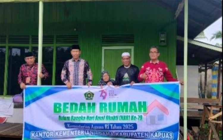 Sambut HAB ke 79, Kemenag Kapuas Bedah Rumah Warga