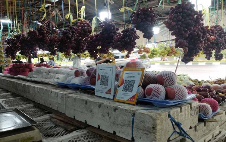 Pedagang Buah di Palangka Raya Manfaatkan QRIS untuk Pembayaran
