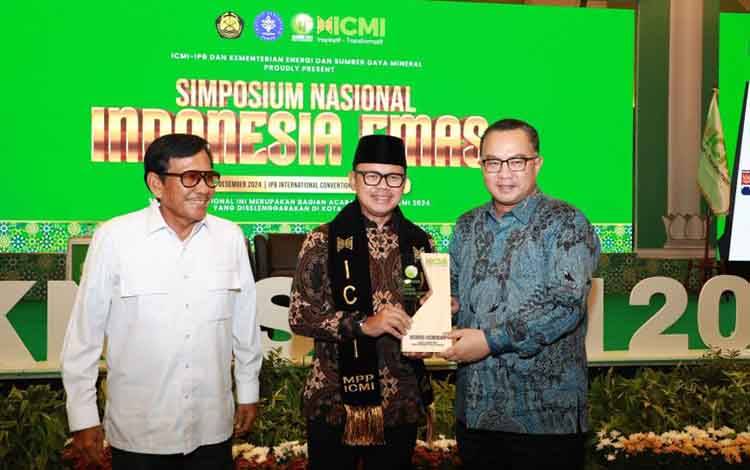 Wakil Menteri Dalam Negeri (Wamendagri) Bima Arya Sugiarto (tengah) pada acara Silaturahmi Kerja Nasional (Silaknas) Ikatan Cendekiawan Muslim Indonesia (ICMI) 2024 di Institut Pertanian Bogor (IPB) Convention Center, Bogor, Jawa Barat, Jumat (13/12/2024). (ANTARA/HO-Puspen Kemendagri)