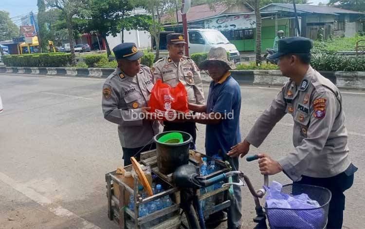 Bag SDM Polres Kapuas Peduli, Salurkan Bantuan Bahan Pokok kepada Warga