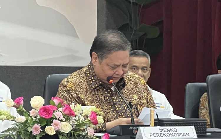 Menteri Koordinator Bidang Perekonomian Indonesia Airlangga Hartarto dalam Konferensi Pers Paket Kebijakan Ekonomi: Akselerasi Pertumbuhan Ekonomi Inklusif & Berkelanjutan, yang digelar di Gedung Kementerian Koordinator Bidang Perekonomian, Jakarta, Senin (16/12/2024). (ANTARA/Putu Indah Savitri)