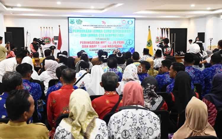 Kadisdik Kapuas Sampaikan Pentingnya Adaptasi Guru di Era Teknologi