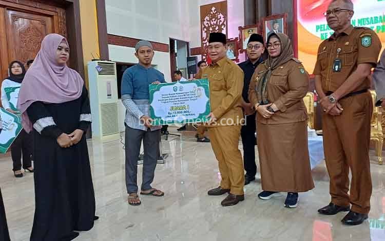 Bupati Kotim Serahkan Bonus untuk Kafilah Berprestasi MTQH XXXII Kalteng
