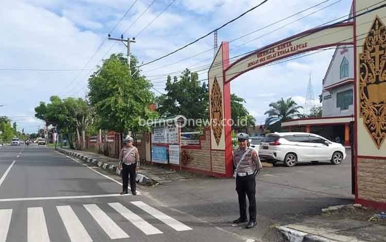 Personel Polres Kapuas Lakukan Pengamanan Ibadah Natal di Gereja