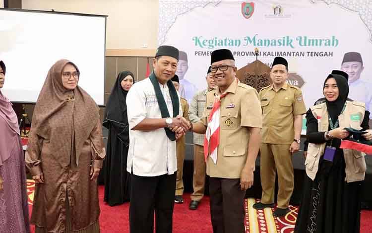 Plt Sekda Provinsi Kalteng M Katma F Dirun lepas keberangkatan jamaah umrah secara simbolis. (FOTO: FERY)