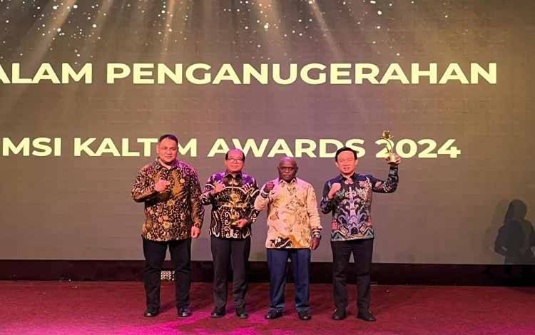 Menteri HAM Terima Penghargaan Tokoh Nasional Demokratis Berintegritas