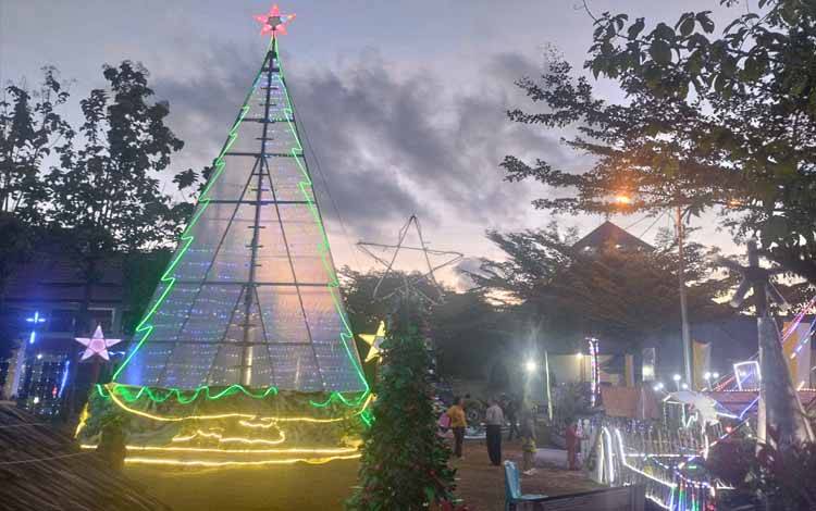 Jelang Natal 2024 Umat Paroki Santa Maria Hiasi Halaman Gereja