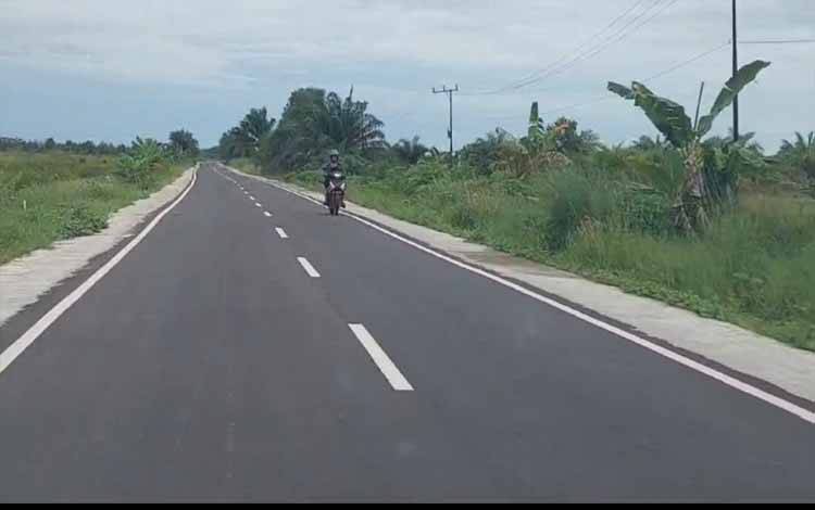 Jalan Menuju Pantai Ujung Pandaran Diperbaiki Jelang Musim Liburan