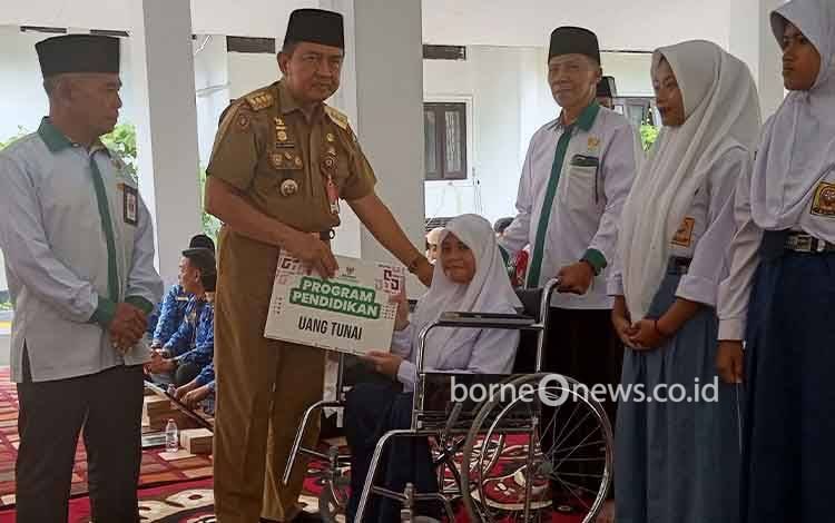 Pemkab Kobar Salurkan Zakat, Infaq, dan Sedekah