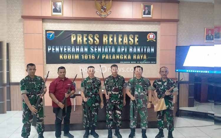 Warga Gunung Mas Serahkan 6 Senjata Api Rakitan ke Kodim 1016 Palangka Raya