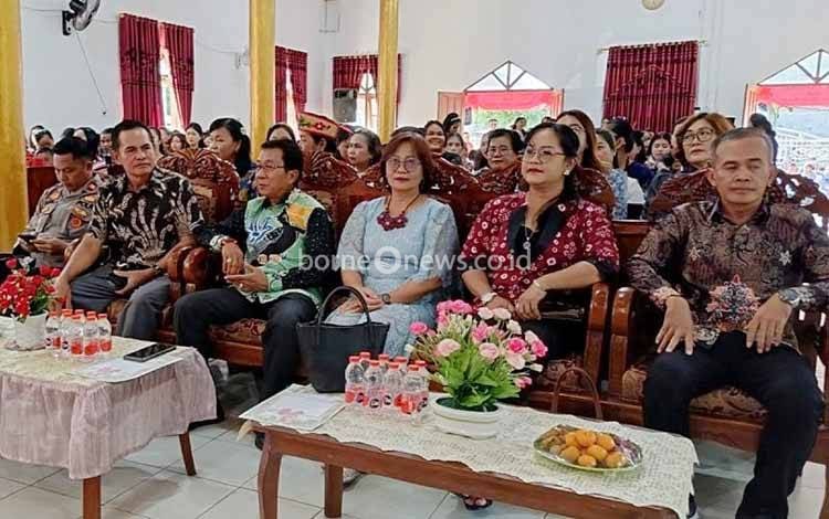 Safari Natal di Kecamatan Benua Lima, Sekda Barito Timur Disambut Tarian