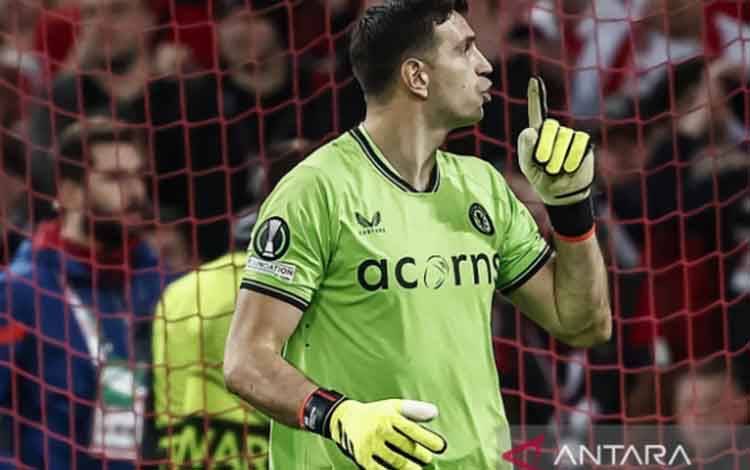 Emiliano Martinez Sabet Penghargaan Kiper Terbaik FIFA 2024