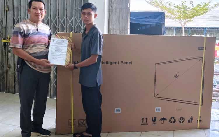 MIN 5 Palangka Raya Dapat Bantuan Papan Tulis Interaktif dari Disdik Kalteng
