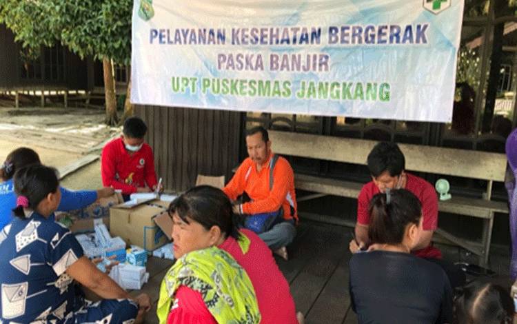 Tim UPT Puskesmas Jangkang Berikan Pelayanan Kesehatan Bergerak Pasca Banjir