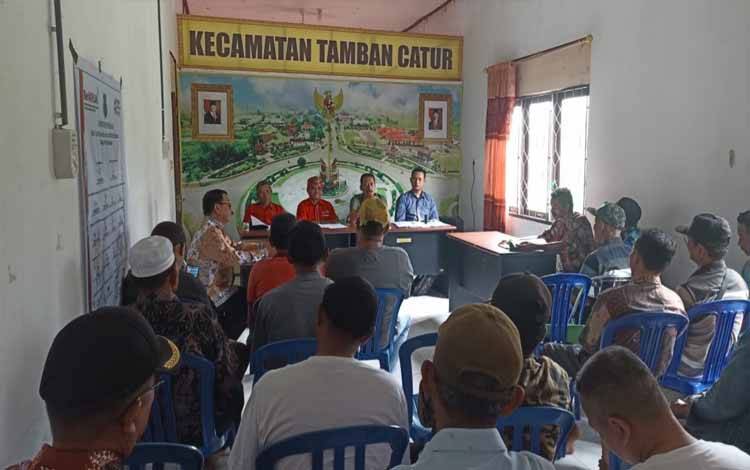 Camat Tamban Catur Ajak Damang dan Mantir Jadi Penggerak Pembayaran PBB-P2