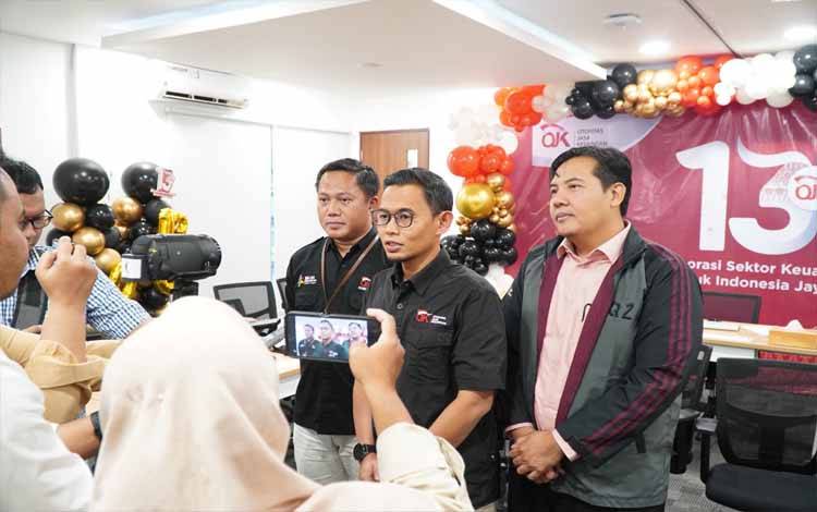 Kepala OJK Kalteng, Primandanu Febriyan Aziz diwawancarai awak media.(FOTO: Istimewa)